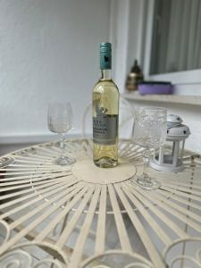 - une bouteille de vin assise sur une table avec deux verres dans l'établissement Karla, à Split