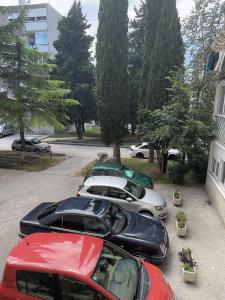 Une rangée de voitures garées sur un parking dans l'établissement Karla, à Split