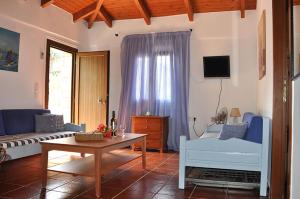 een woonkamer met een bank en een tafel bij SeaSide Apartments in Zakynthos