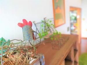einen Holztisch mit einer Hahnendekoration darüber in der Unterkunft Soma City - House - Vacation STAY 14702 