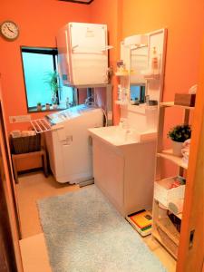 eine Küche mit einem weißen Kühlschrank und einer Spüle in der Unterkunft Soma City - House - Vacation STAY 14702 