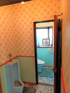 ein Bad mit einem Urinal und einem WC in der Unterkunft Soma City - House - Vacation STAY 14702 