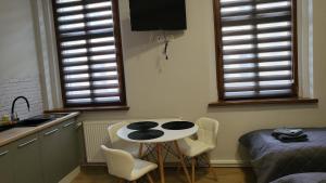 uma cozinha com mesa e cadeiras num quarto em Central Platinum Apartments 2 em Rybnik