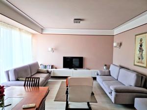 een woonkamer met een bank en een tv bij Apartment 13 - Your Perfect Stay in Durres City in Durrës