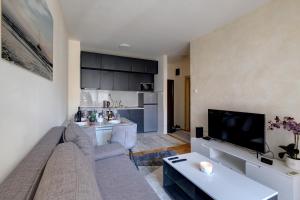 TV a/nebo společenská místnost v ubytování PORTOFINO, With Free Private GARAGE