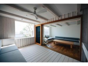 ein Wohnzimmer mit einer Bank und einem Fenster in der Unterkunft Colorit Goto Islands - Vacation STAY 61533v in Goto