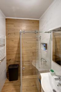 y baño con ducha y lavamanos. en PORTOFINO, with private PARKING, en Novi Sad