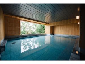 einen Pool mit einem großen Fenster in einem Gebäude in der Unterkunft Colorit Goto Islands - Vacation STAY 61533v in Goto