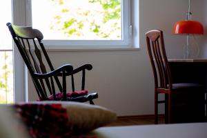twee stoelen in een kamer met een tafel en een raam bij Elegant House in a Beautiful Village in Cerklje ob Krki