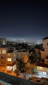 Blick auf die Stadt in der Nacht in der Unterkunft ELIAS Penthouse in Nazareth