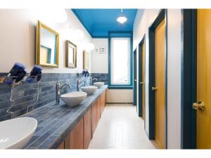 La salle de bains est pourvue de 3 lavabos et d'une rangée de miroirs. dans l'établissement Little Barrel - Vacation STAY 57887v, à Otaru