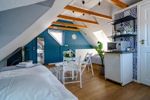 a bedroom with a bed and a blue wall at Porta Baltica - pokoje Sopot in Sopot