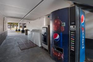 una gasolinera con dispensador de bebidas y máquina expendedora en Red Roof Inn Columbia, SC Airport, en Columbia