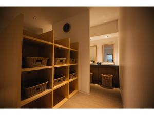 Habitación con estanterías y baño con lavabo. en Colorit Goto Islands - Vacation STAY 61530v, en Goto