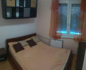 1 dormitorio con 1 cama con 2 almohadas en Apartment, en Budapest