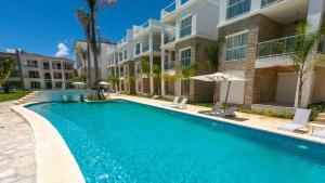 een zwembad voor een gebouw bij Luxury Pool & Golf View Aptin in Hard Rock Golf PC in Punta Cana