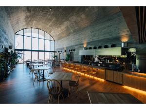 五岛Colorit Goto Islands - Vacation STAY 61527v的有桌椅和酒吧的餐厅