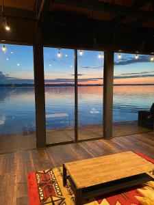 a room with a view of the water at tiny resort misawa - Vacation STAY 14682 in Misawa