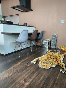 Pokój z krzesłami i dywanem na podłodze w obiekcie tiny resort misawa - Vacation STAY 14682 w Misawie