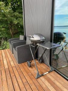 un patio con parrilla y una mesa en una terraza en tiny resort misawa - Vacation STAY 14682 en Misawa