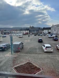 un estacionamiento con autos estacionados en él en La Belle Evasion, en Gamaches