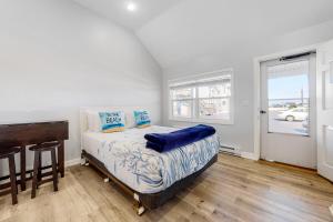 1 dormitorio con cama, escritorio y ventana en Beach Pleasure en Hampton Beach