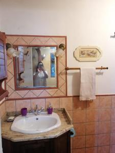 eine Person, die ein Bild von einem Waschbecken macht in der Unterkunft Casa Vacanza Bel Panorama Collina Versilia in Culla