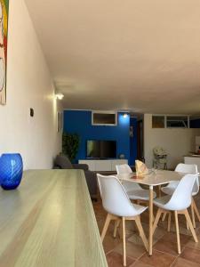 een eetkamer en een woonkamer met een tafel en stoelen bij Nice and cozy apartment in Àrbatax
