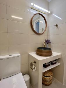 La salle de bains est pourvue d'un lavabo et d'un miroir. dans l'établissement ALAMENA II, à Skiros