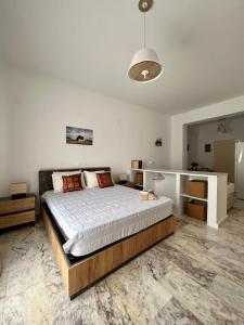 1 dormitorio con 1 cama grande en una habitación en ALAMENA II en Esciros