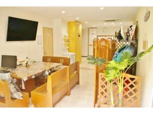 沼津市にあるOkusuruga Guest House - Vacation STAY 14698のダイニングルーム(テーブル、椅子、テレビ付)