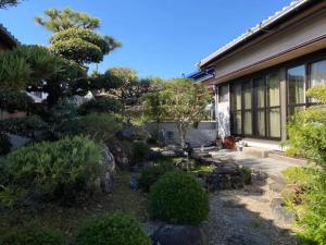 un giardino di fronte a una casa di Minpaku Yagi - Vacation STAY 14700 a Ise