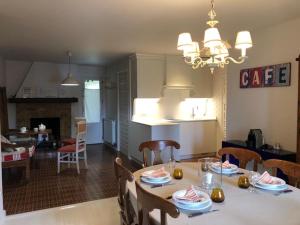 a dining room and kitchen with a table and chairs at Biescas Apartamento Casa Josito La Cadiera in Biescas