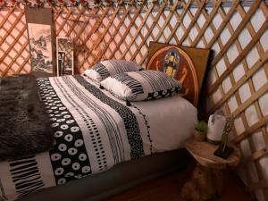Giường trong phòng chung tại GITES du BOIS des PERRUCHES +60 ảnh