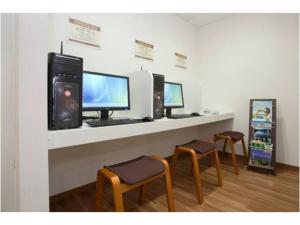 un mostrador con tres monitores de ordenador y taburetes en Hotel Hanabi - Vacation STAY 67139v, en Tokio