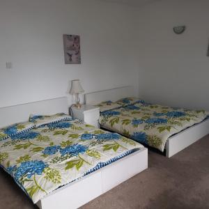 dos camas sentadas una al lado de la otra en un dormitorio en Monarch House, en Mánchester