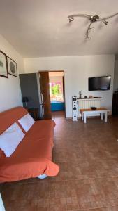 een slaapkamer met een bed en een tv in een kamer bij CAN DAMIA 2 in Cala Saona