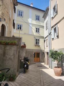 茨雷斯Pjaceta的停在大楼前的小巷里的摩托车