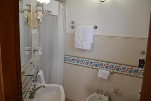 Koupelna v ubytování HOTEL Cala Buguto + 37 fotografií