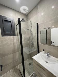 y baño con ducha y lavamanos. en Charmant appart / 4 pers /2 ch /centre/Vieux-Port, en Marsella