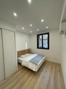 a bedroom with a large bed and a window at Charmant appart / 4 pers /2 ch /centre/Vieux-Port in Marseille