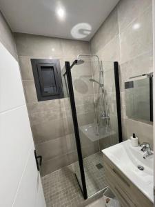 y baño con ducha y lavamanos. en Charmant appart / 4 pers /2 ch /centre/Vieux-Port, en Marsella