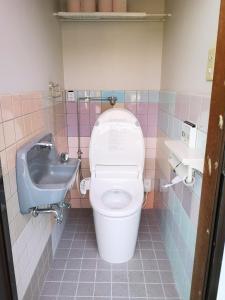 Guest House Tatara - Vacation STAY 61943v في Yasugi: حمام مع مرحاض ومغسلة