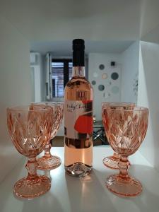 eine Flasche Wein neben zwei Gläsern auf der Theke in der Unterkunft Apartma A&D Koper in Koper