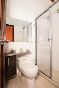a bathroom with a toilet and a shower at HOTEL YANUBA CAMPESTRE in Pereira