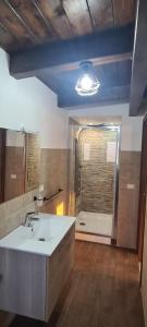 ein Badezimmer mit Waschbecken und Dusche in der Unterkunft THE DREAM in Villa San Giovanni + 27 Fotos