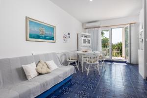 een woonkamer met een bank en een tafel bij Apartments More in Klenovica