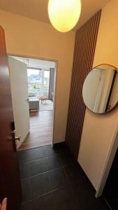 a bathroom with a mirror on the wall and a hallway at BOSTEL 88 - Apartment, Altstadt, Klimaanlage, Aufzug, Hunde willkommen in Moers