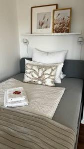 Un dormitorio con una cama con una toalla. en BOSTEL 88 - Moderne Stadtwohnung mit Klimaanlage en Moers