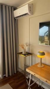 a room with a table and a window with curtains at BOSTEL 88 - Apartment, Altstadt, Klimaanlage, Aufzug, Hunde willkommen in Moers